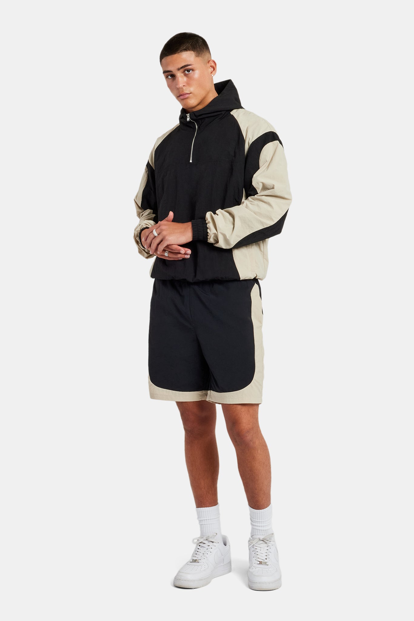 Set aus Trainingsjacke und Shorts aus Nylon mit Kapuze - Schwarz